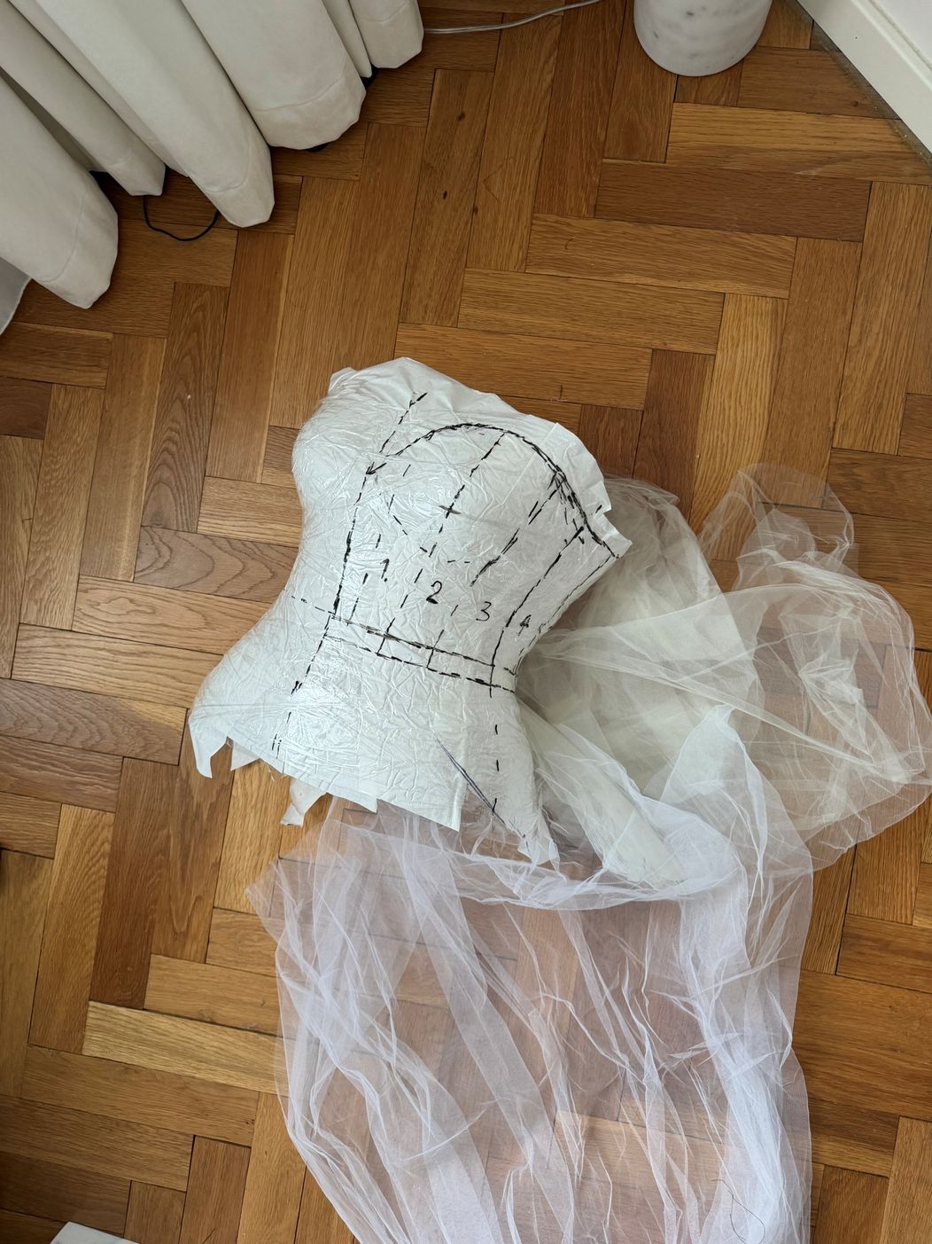 Takto vznikala svadobná róba Dary Rolins od Lukáša Kimličku