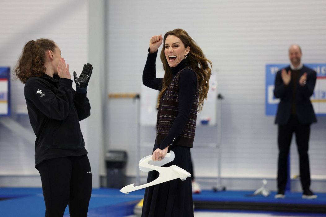 Princ William a princezná Kate si zahrali curling