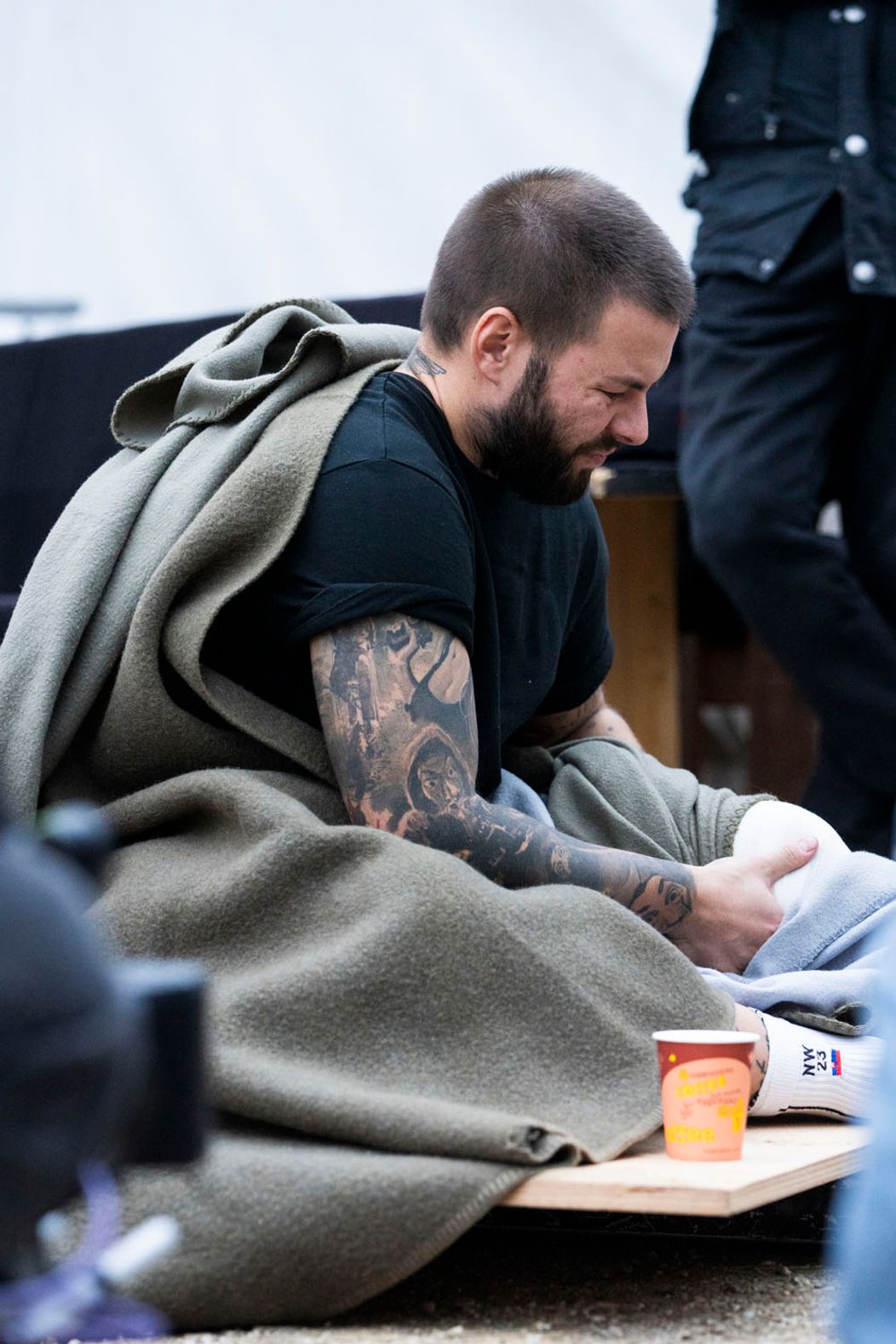 Deň 60 - Noro si v dueli zranil koleno, odviezla ho sanitka