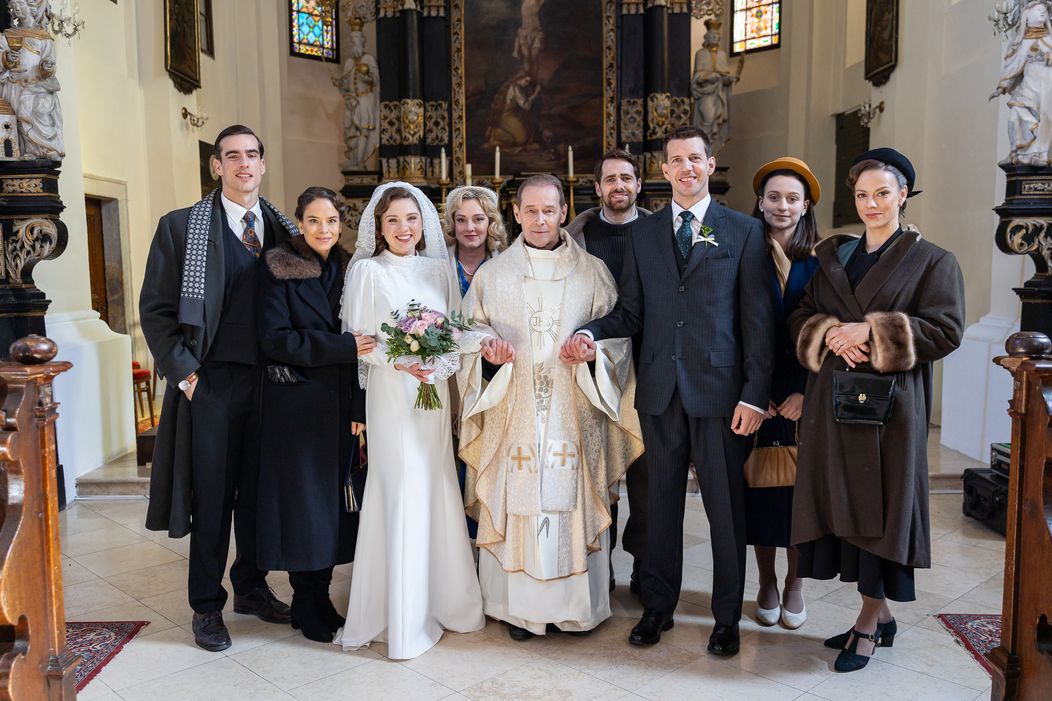 Adam Bardy, Kristína Svarinská, Lesana Krausková, Monika Hilmerová, Ján Gallovič, Filip Šebesta, Peter Pecha, Hana Krejčová a Barbora Andrešičová v seriáli Dunaj, k vašim službám