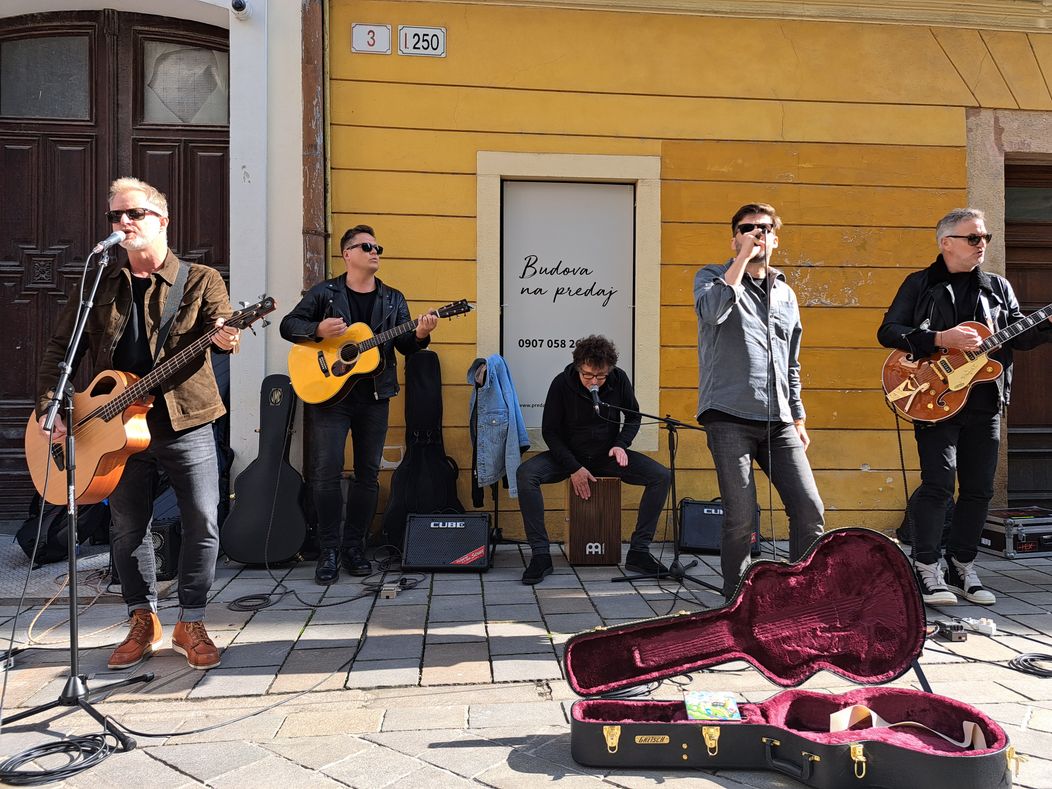 Improvizovaný koncert skupiny HEX v Starom meste