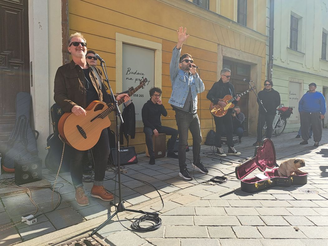 Improvizovaný koncert skupiny HEX v Starom meste