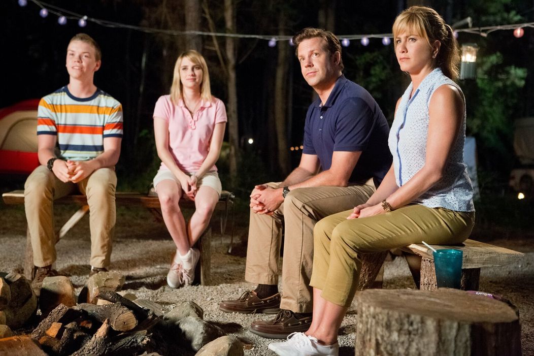 Zľava Jason Sudeikis, Will Poulter, Emma Roberts a Nick Offerman vo filme My sme Millerovci
