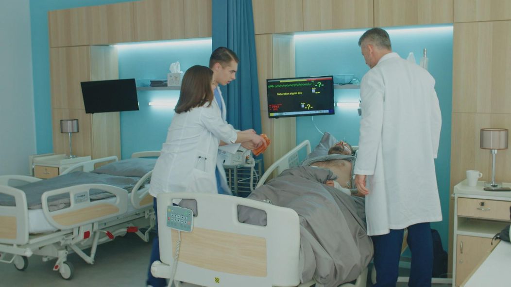 Filip (Juraj Kočí) nezvláda lekárska praktiky.
