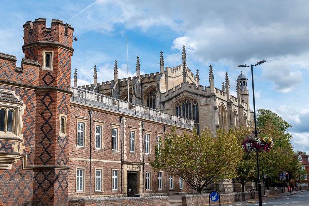 Princ George nastúpil na Eton College.
