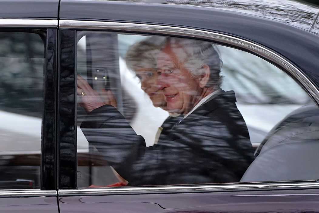 Britský kráľ Karol III. a kráľovná Kamila odchádzajú z Clarence House v Londýne v utorok 6. februára 2024.