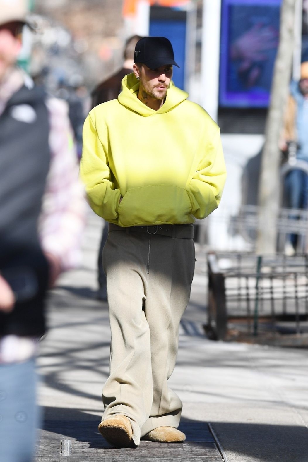 Justin Bieber zamieril do nahrávacieho štúdia v New Yorku, no svojím prázdnym pohľadom vydesil fanúšikov.