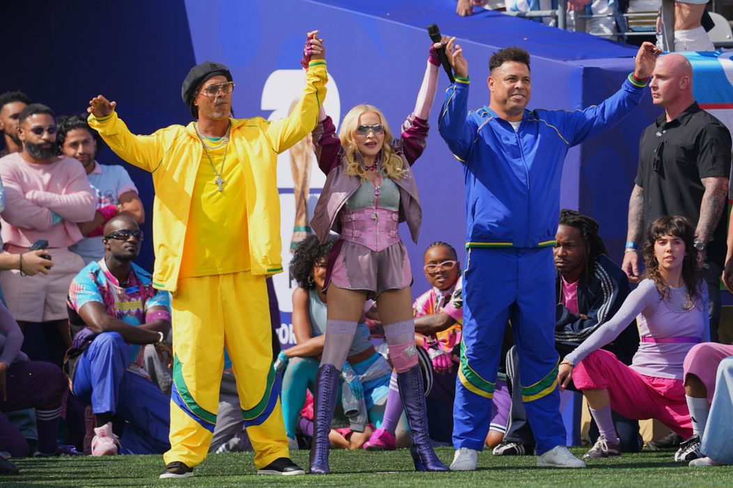 Madonna po boku Ronaldinha a Ronalda.