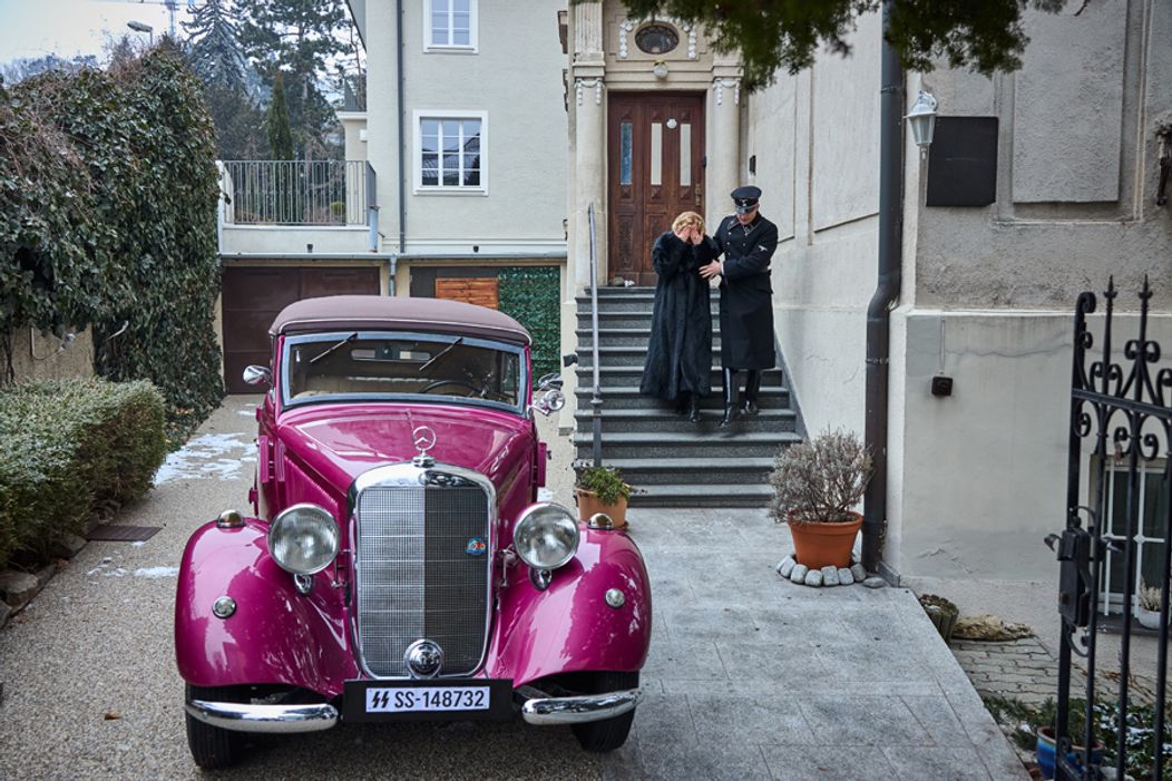 Helga dostala od Waltera ružový Mercedes.