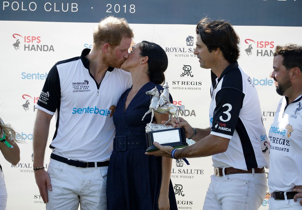 Meghan Markle a princ Harry sa pobozkali na verejnosti.