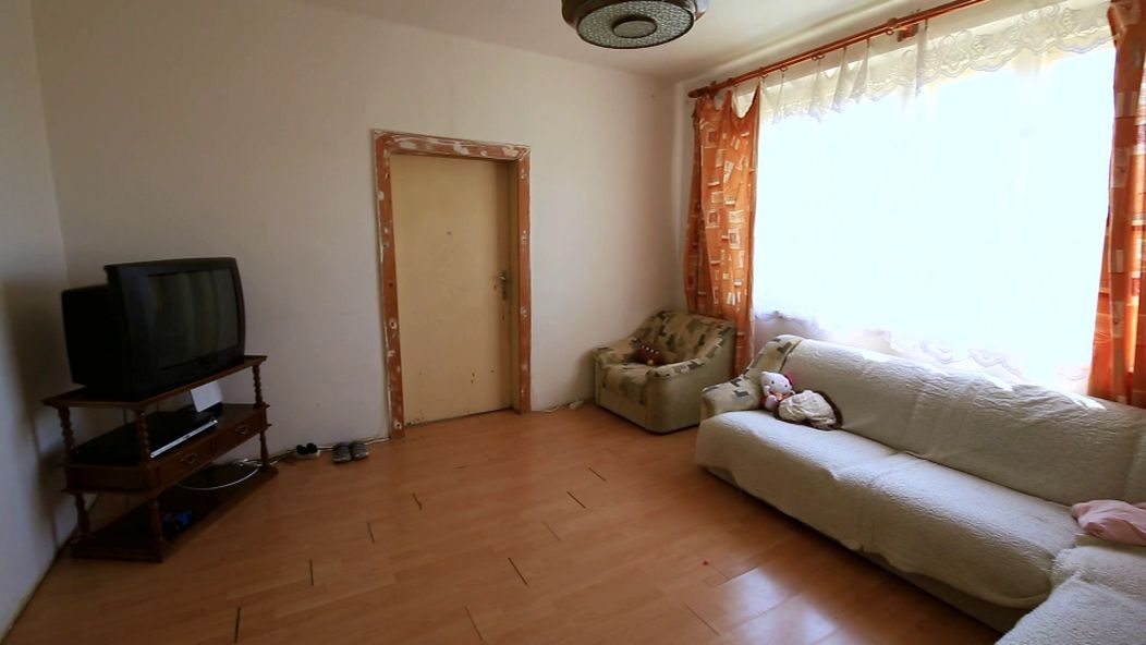 Rodina už roky žije vo viac než 70-ročnom dome, ktorý potrebuje kompletnú rekonštrukciu. 