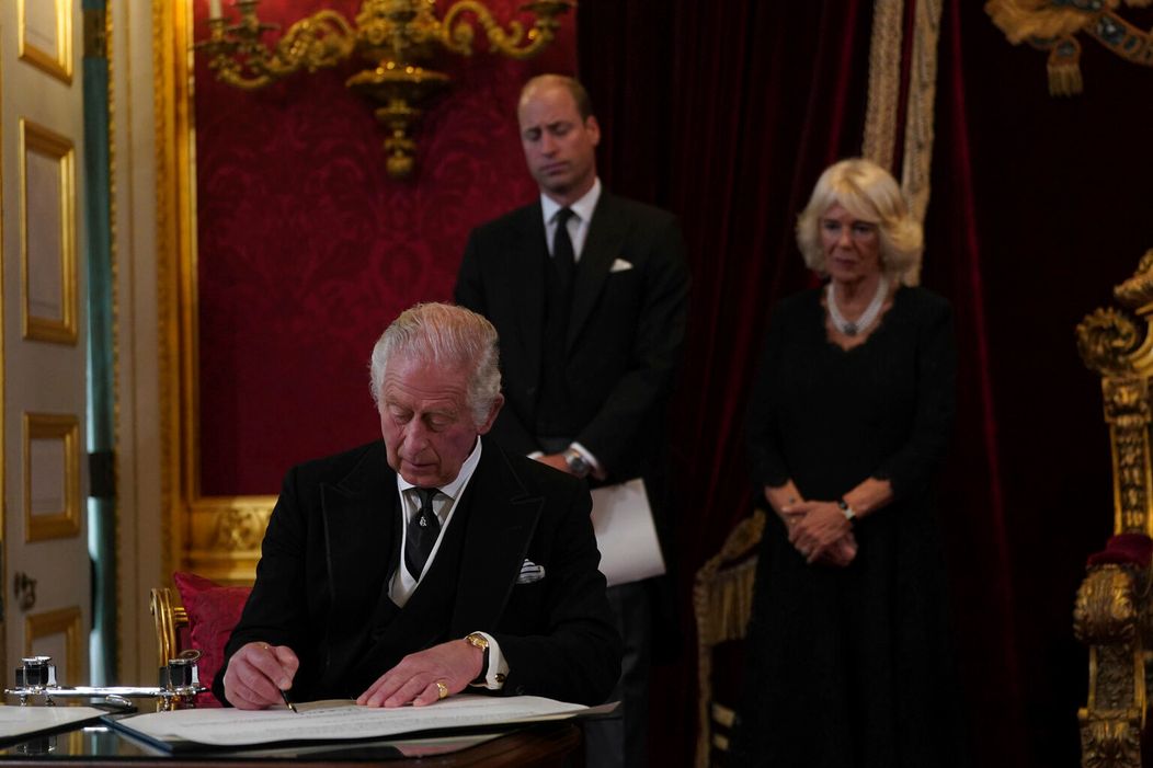 Kráľ Karol III. podpisuje prísahu