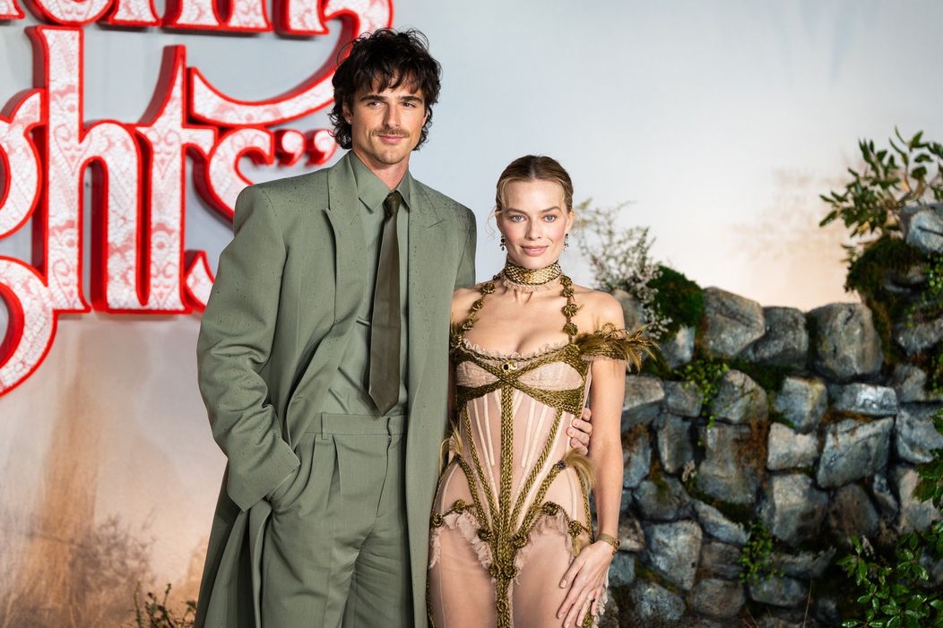 Jacob Elordi s Margot Robbie na premiére filmu Búrlivé Výšiny.