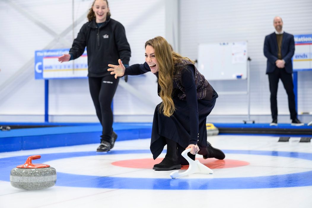 Princ William a princezná Kate si zahrali curling