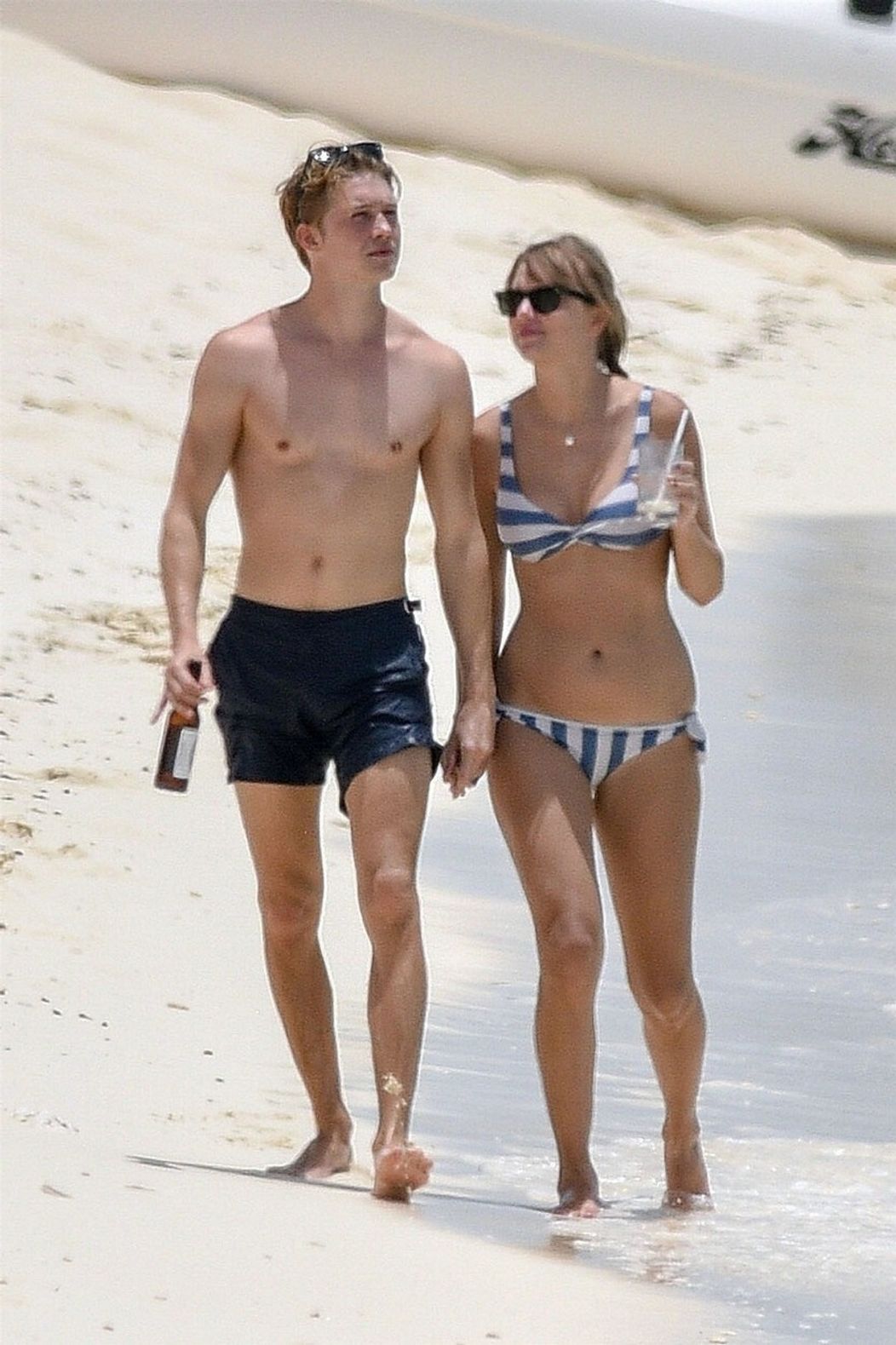 Taylor Swift a Joe Alwyn na jednom z mála spoločných záberov.