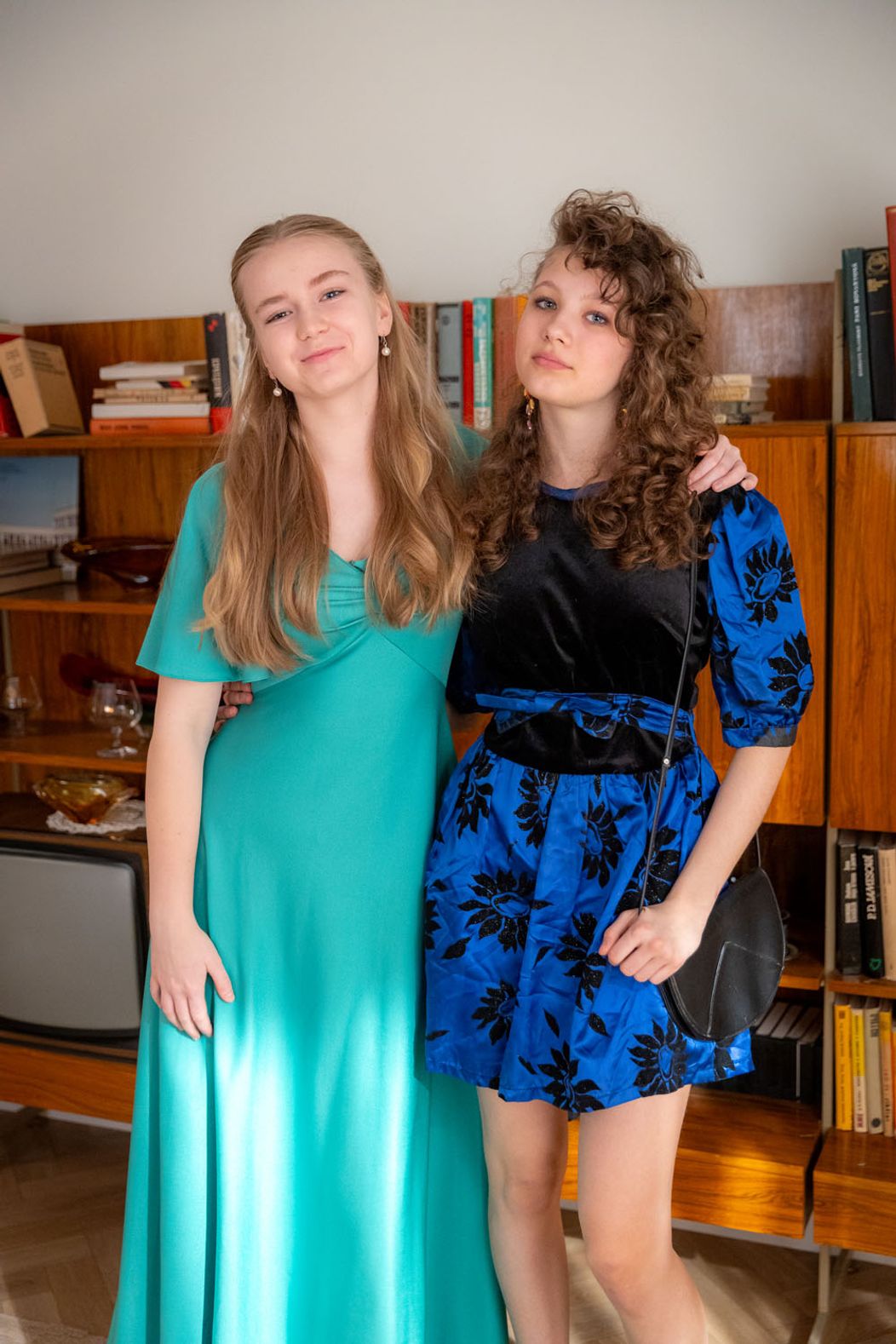 Dámska jazda v Sľube - Lenka a Barbora sa chystajú na ples, Mária, Zita a Magda majú vlastnú párty