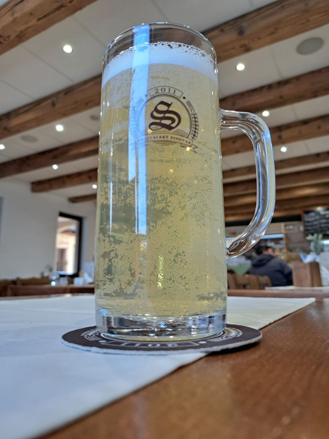 Na nože (Sandorf) - nealkoholická sladová limonáda Chmelinka