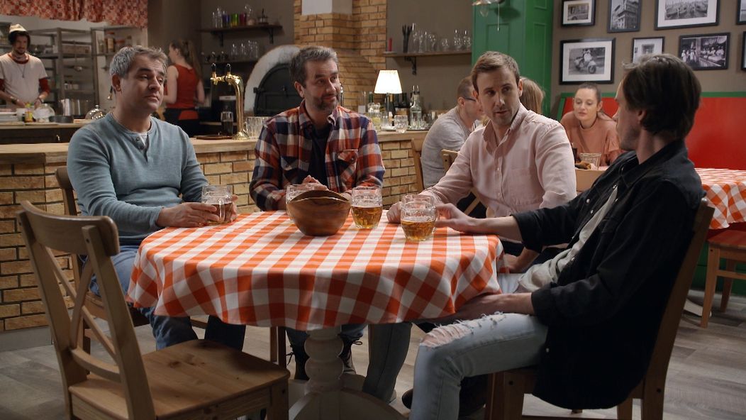 Oteckovia počas tradičného posedenia v pizzérke.
