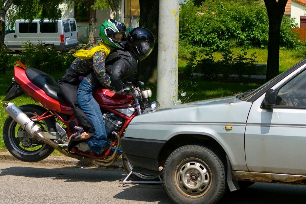 Nehoda Michala a Lucie na motorke v Ordinácii v ružovej záhrade