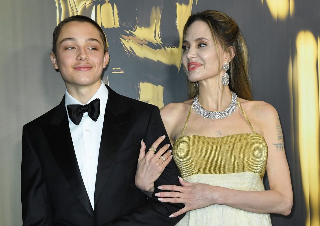 Angelina Jolie so synom Knoxom na Governors Awards v LA