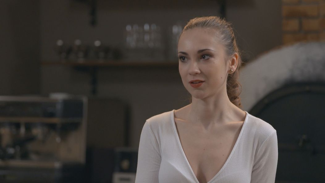 Lenka je v pizzérke spokojná.