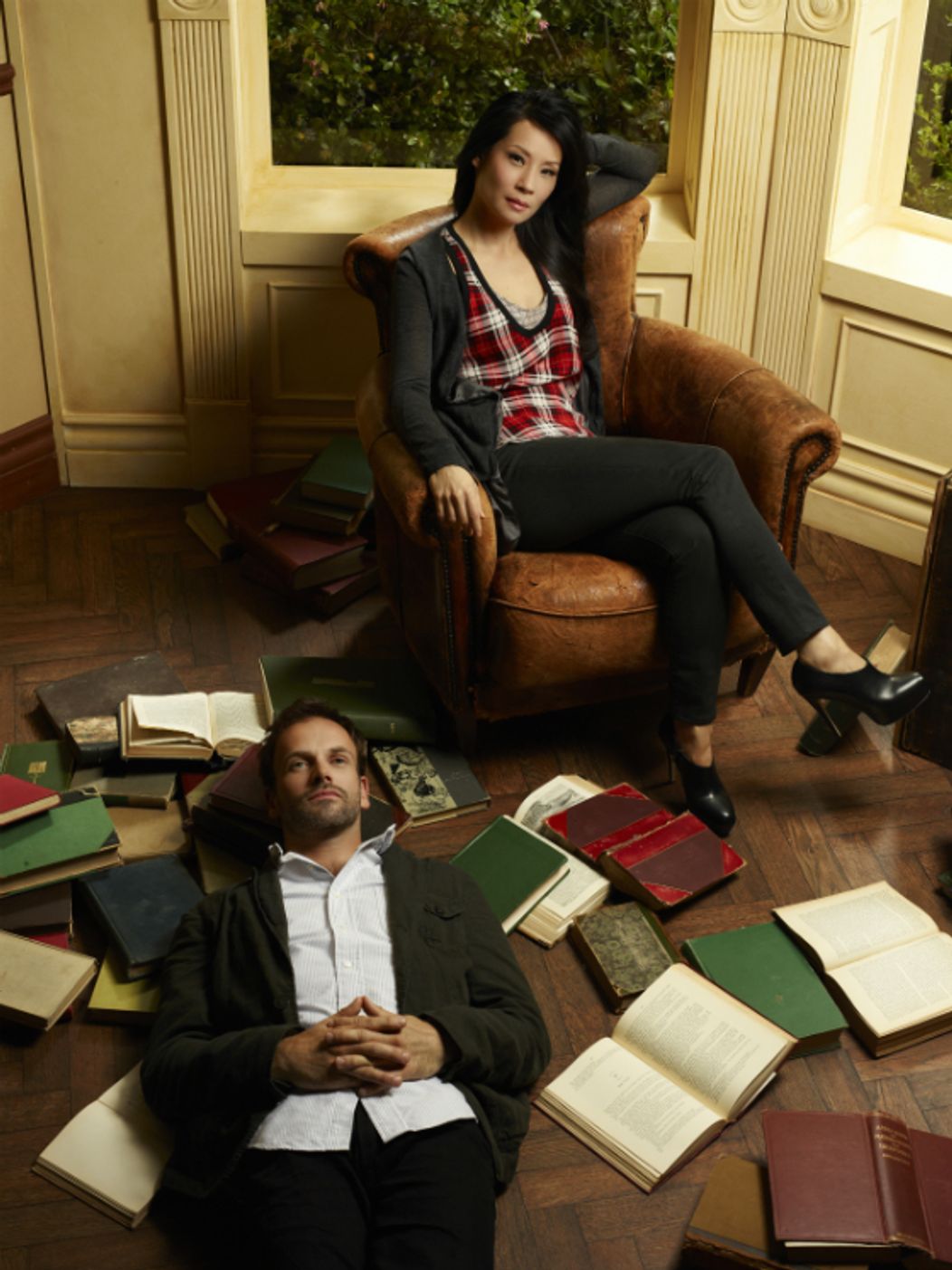 Sherlock a Watsonová - Jonny Lee Miller a Lucy Liu