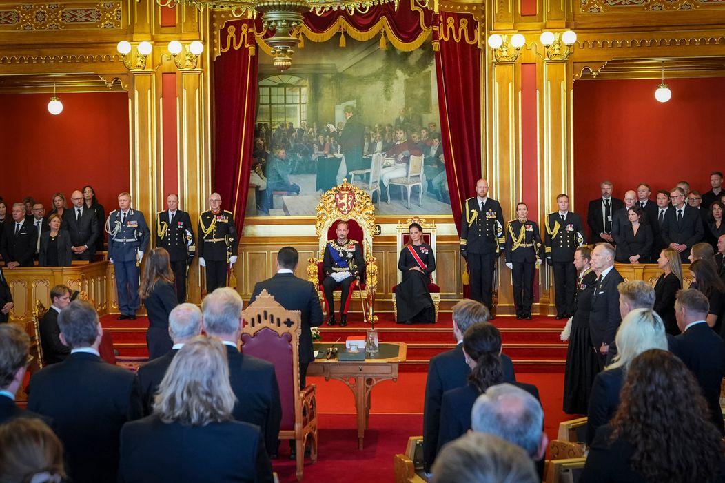 Nórsky kráľ Haakon VIII. zložil prísahu. Kráľovná chýbala