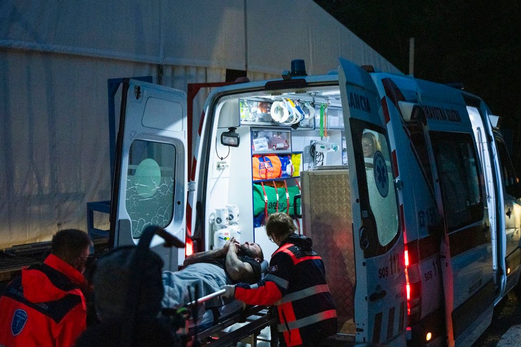 Deň 60 - Noro si v dueli zranil koleno, odviezla ho sanitka