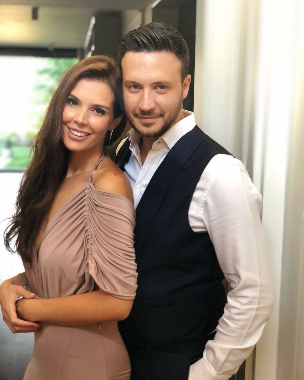 Hatice Şendil s manželom Burakom na svadbe Bengi Öztürk