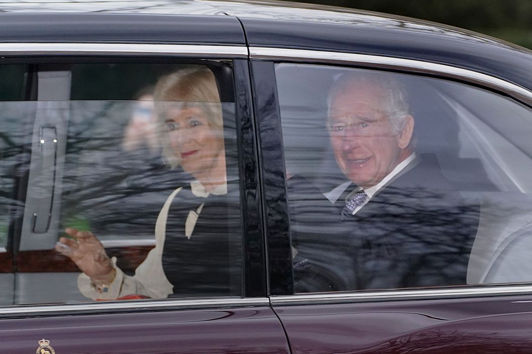 Britský kráľ Karol III. a kráľovná Kamila odchádzajú z Clarence House v Londýne v utorok 6. februára 2024.