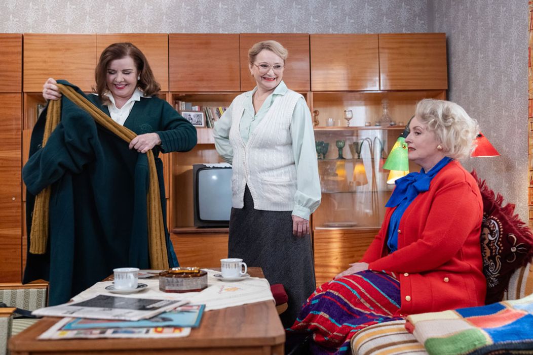 Dámska jazda v Sľube - Lenka a Barbora sa chystajú na ples, Mária, Zita a Magda majú vlastnú párty