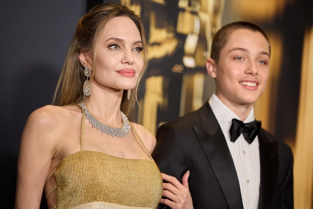 Angelina Jolie so synom Knoxom na Governors Awards v LA