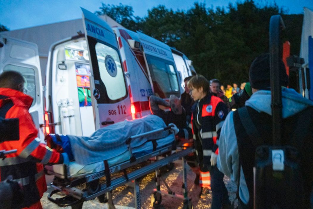 Deň 60 - Noro si v dueli zranil koleno, odviezla ho sanitka
