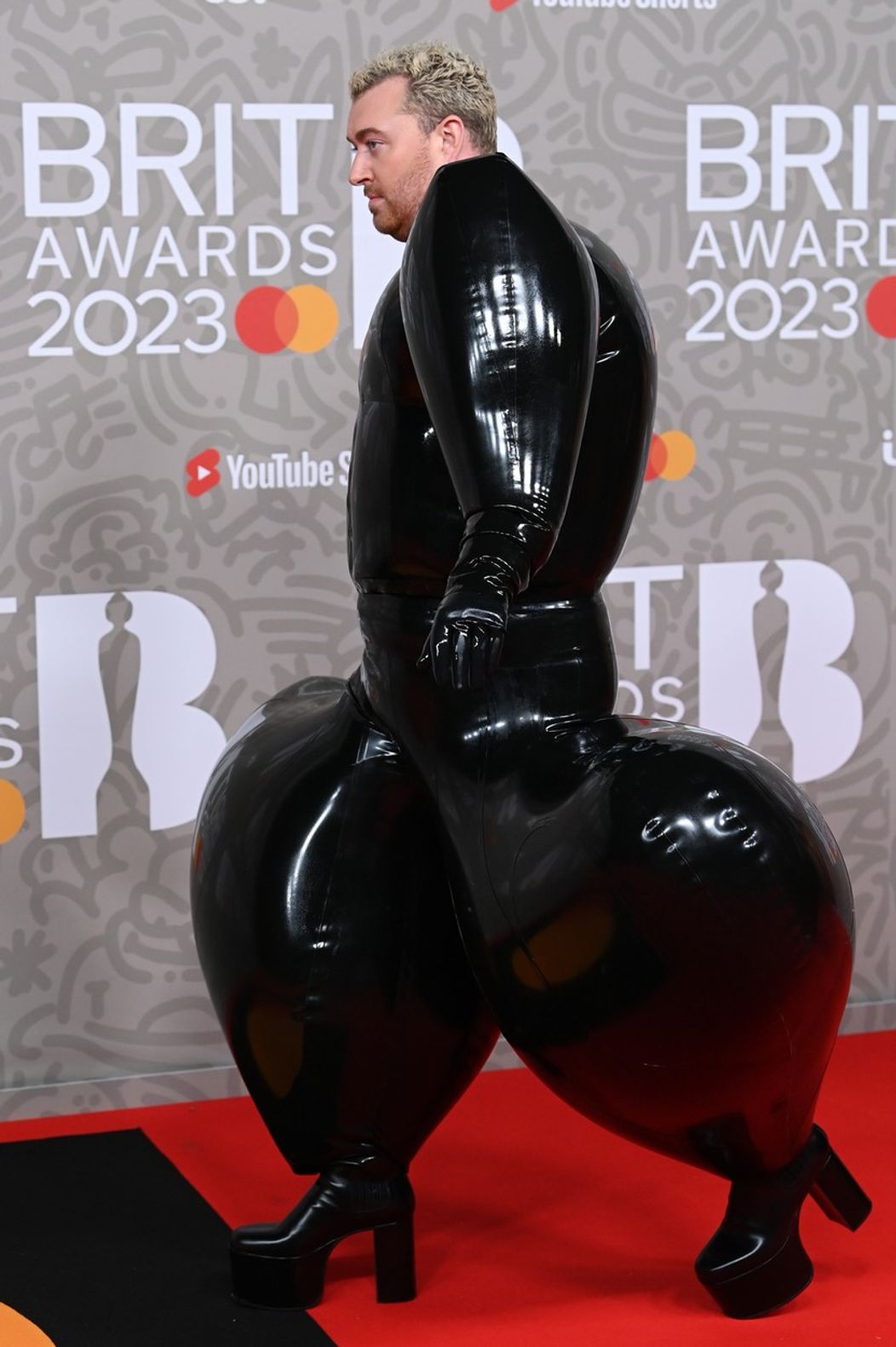 Sam Smith na BRITs 2023
