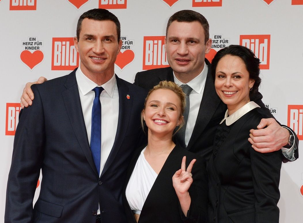 Bratia Klitchkovci s partnerkami.