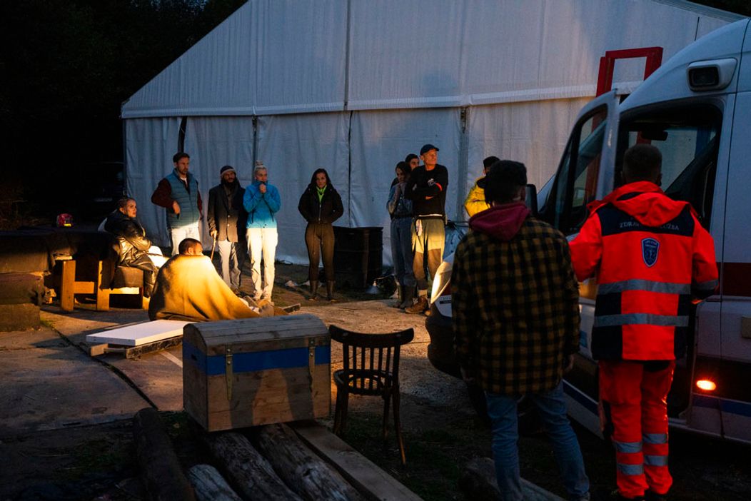 Deň 60 - Noro si v dueli zranil koleno, odviezla ho sanitka