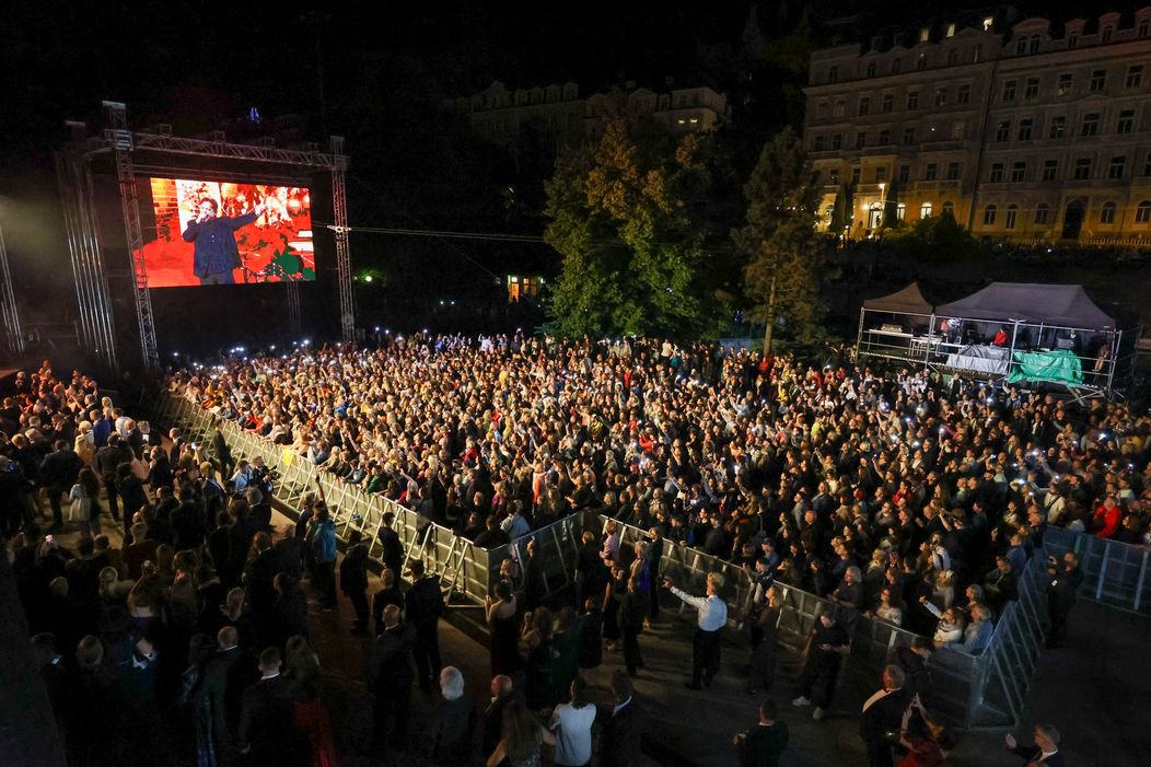 Koncert Russella Croewa s jeho kapelou Indoor Garden Party