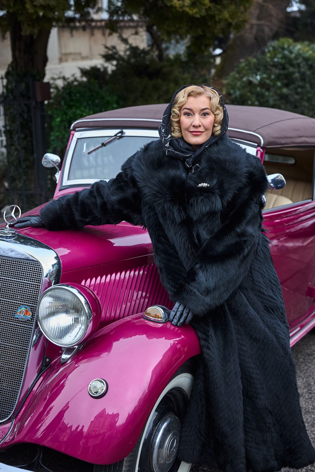 Helga dostala od Waltera ružový Mercedes.