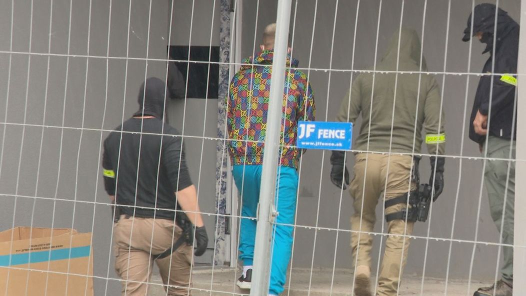 René Strausz v putách 