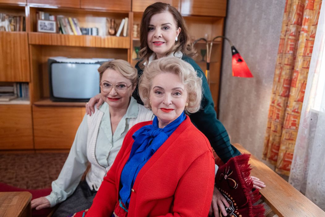 Dámska jazda v Sľube - Lenka a Barbora sa chystajú na ples, Mária, Zita a Magda majú vlastnú párty