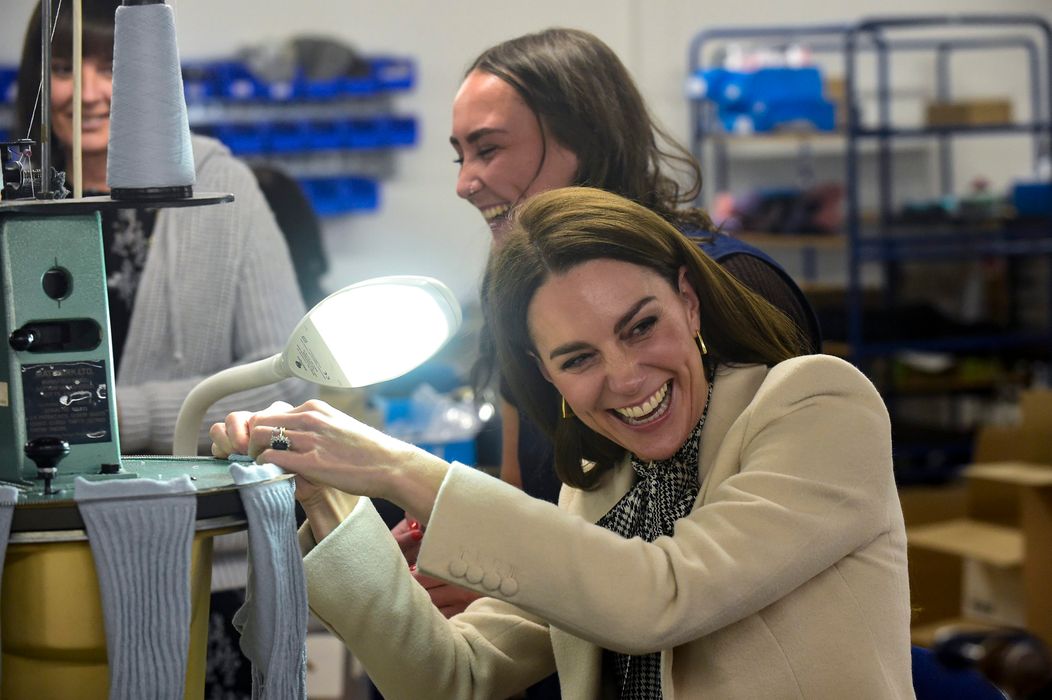 Princezná po návšteve továrne pozdravila dievčatko