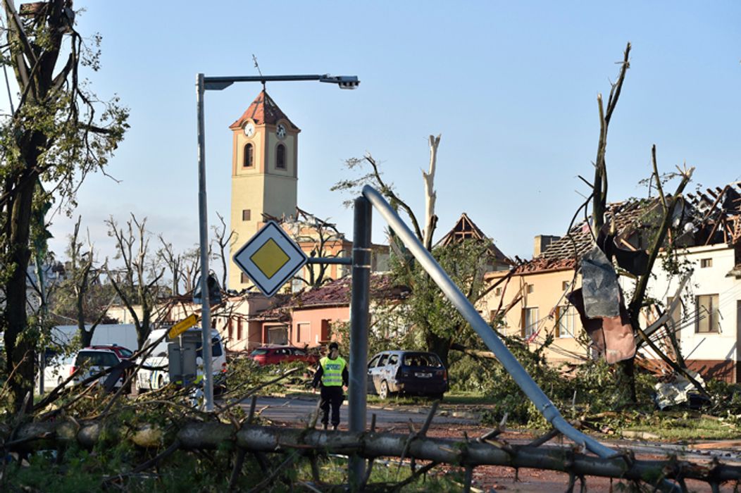 Popadané stromy v obci Moravská Nová Ves, okres Hodonín.
