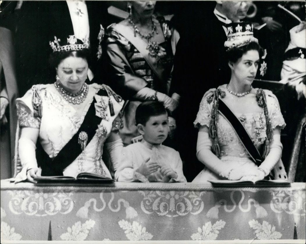 Princ Charles sleduje korunováciu kráľovnej Alžbety