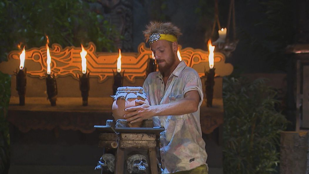 Na kmeňovej rade dostal najviac hlasov Márty, ale výberom džbána s vodou si zaistil šancu na záchranu.