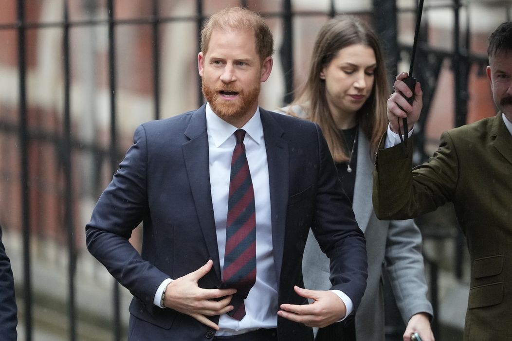 Princ Harry prehral súdny spor