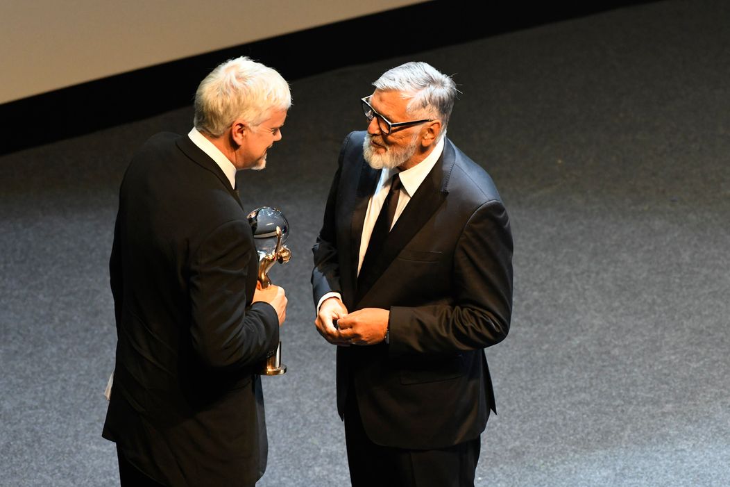 Herec Tim Robbins si prevzal cenu od prezidenta festivalu Jiřího Bartošku