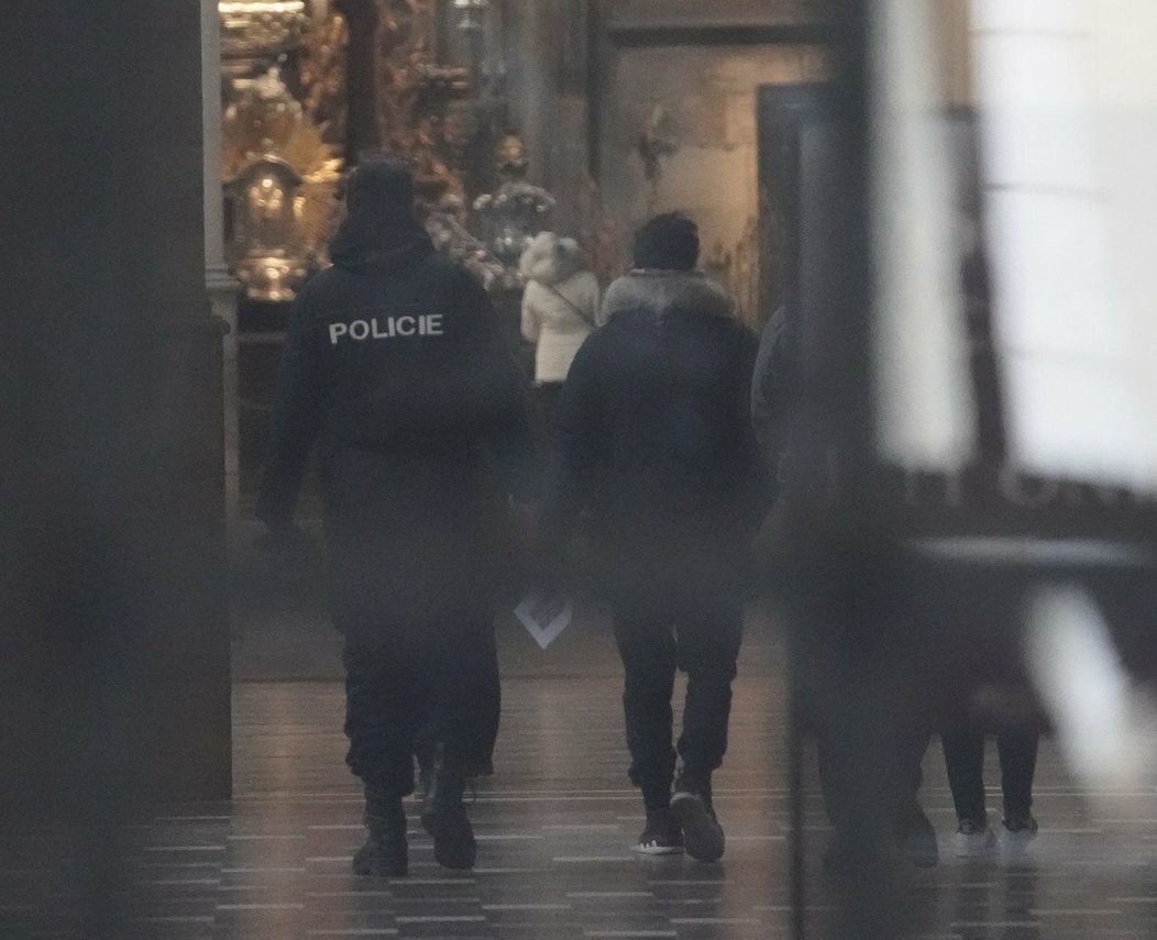 V Katredále svätého Víta hviezdy sprevádzali policajti. 