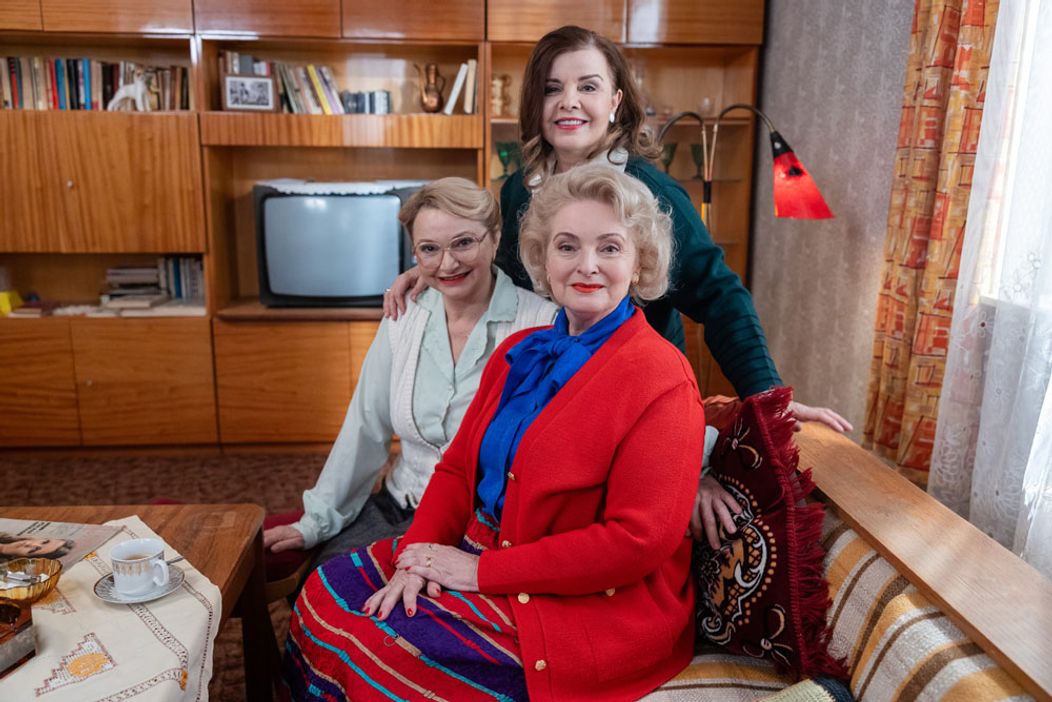 Dámska jazda v Sľube - Lenka a Barbora sa chystajú na ples, Mária, Zita a Magda majú vlastnú párty
