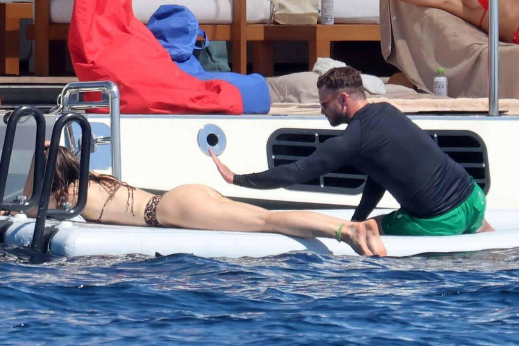 Pozornosť Justina Timberlakea na dovolenke pritiahlo pozadie manželky Jessicy Biel.