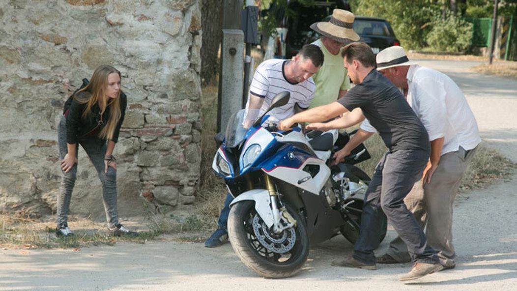 Motorku opatrne kladú na zem 